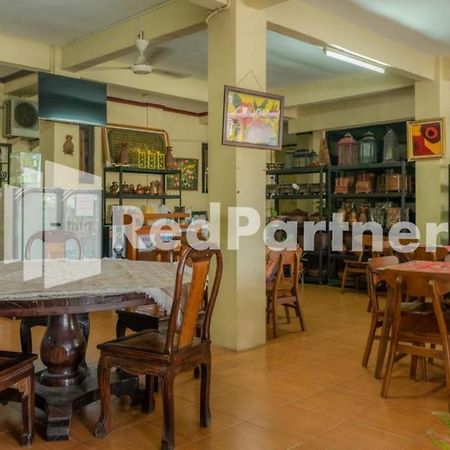 Vandhela Homestay Syariah Mitra Reddoorz Сурабая Екстериор снимка