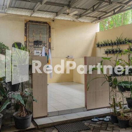 Vandhela Homestay Syariah Mitra Reddoorz Сурабая Екстериор снимка
