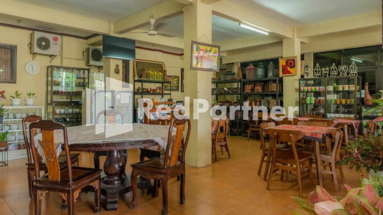 Vandhela Homestay Syariah Mitra Reddoorz Сурабая Екстериор снимка