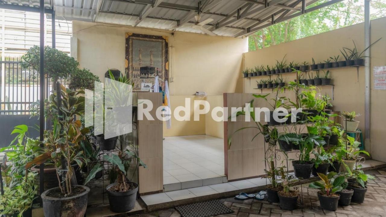 Vandhela Homestay Syariah Mitra Reddoorz Сурабая Екстериор снимка