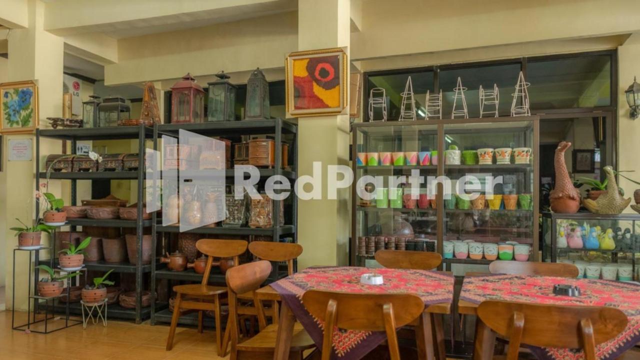 Vandhela Homestay Syariah Mitra Reddoorz Сурабая Екстериор снимка
