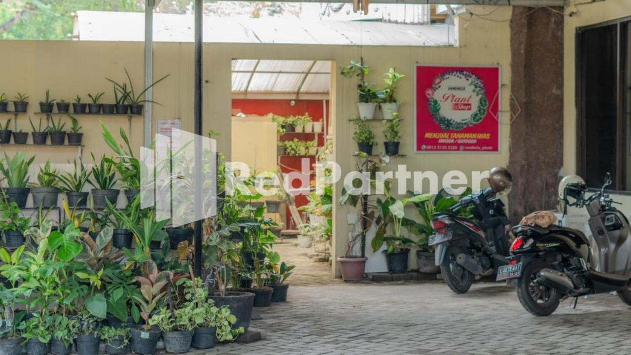 Vandhela Homestay Syariah Mitra Reddoorz Сурабая Екстериор снимка